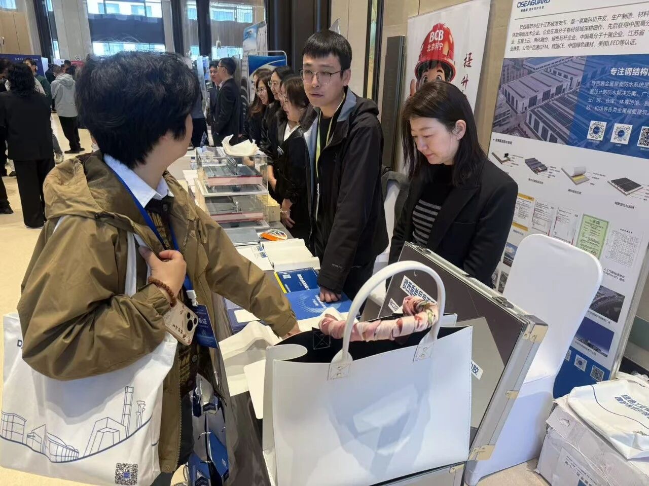 The company team explains products to visiting guests