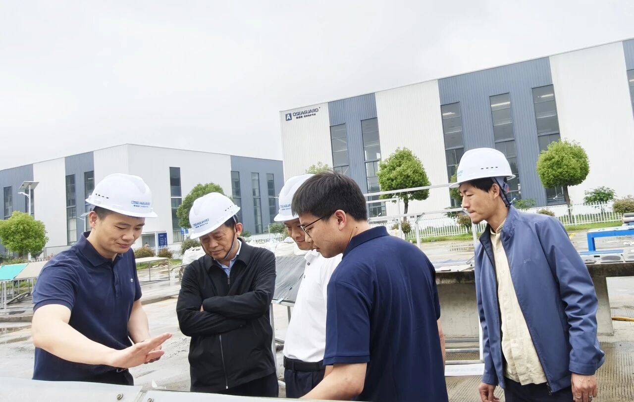 President Hu Xibao visits the experimental site