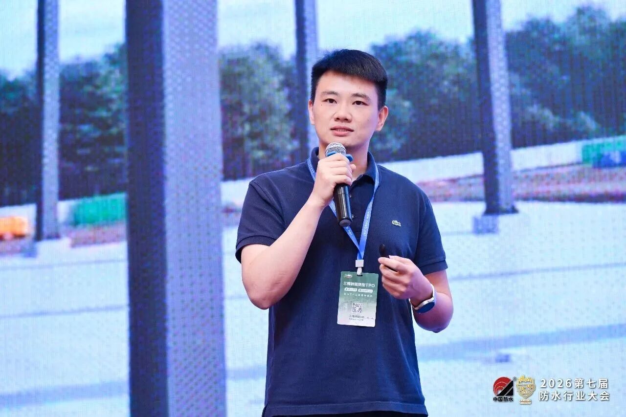 Marketing Director Ding Yanzhen delivers a keynote speech1