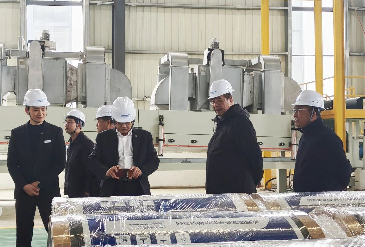 Three experts conduct on-site inspections and provide guidance in the production workshop