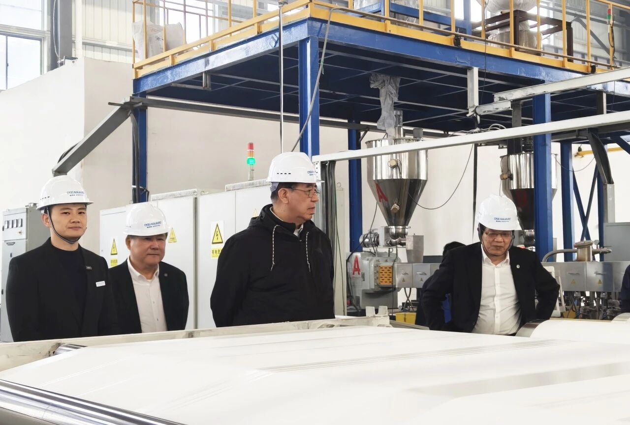 Three experts conduct on-site inspections and provide guidance in the production workshop1